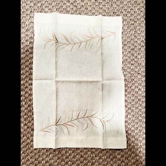 Kim Seybert Ecru Set of Two Embroidered Linen Guest Hand Towels, NWOT, Gorgeous - Picture 4 of 5